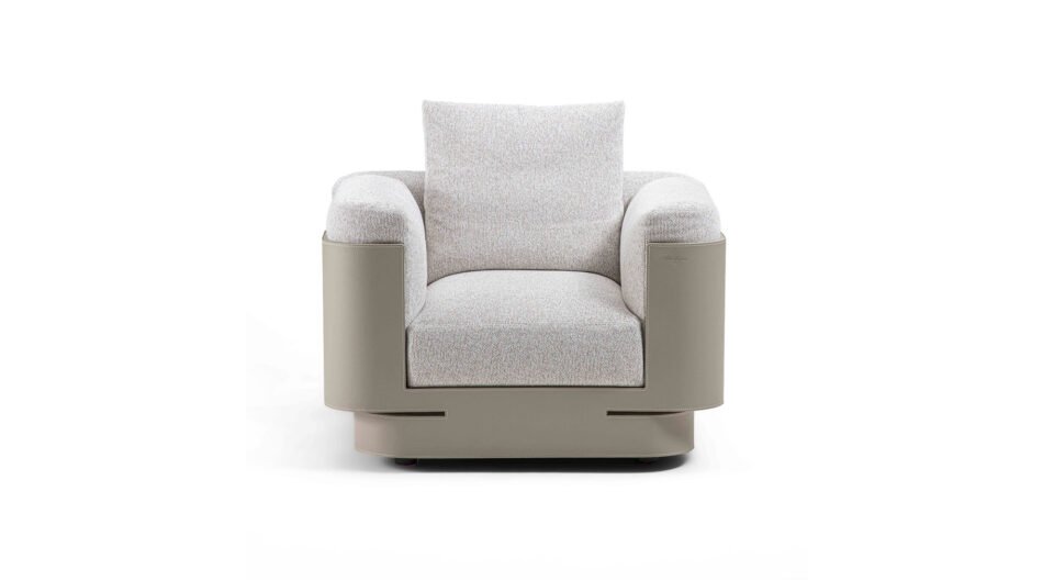Fauteuil Necchi de Vittoria Frigerio – alliance parfaite de structure et de confort, incarnant l’élégance italienne dans un format sculptural. Disponible chez D-Style Interior.
