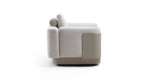 Fauteuil Necchi de Vittoria Frigerio – alliance parfaite de structure et de confort, incarnant l’élégance italienne dans un format sculptural. Disponible chez D-Style Interior.
