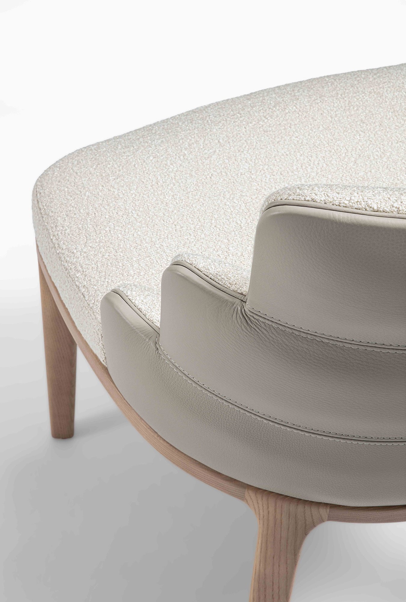 Chaise Audrey de Vittoria Frigerio – un design sculptural aux lignes arrondies et à la base en frêne massif, symbole d’un confort raffiné et d’un luxe discret. Disponible chez D-Style Interior.