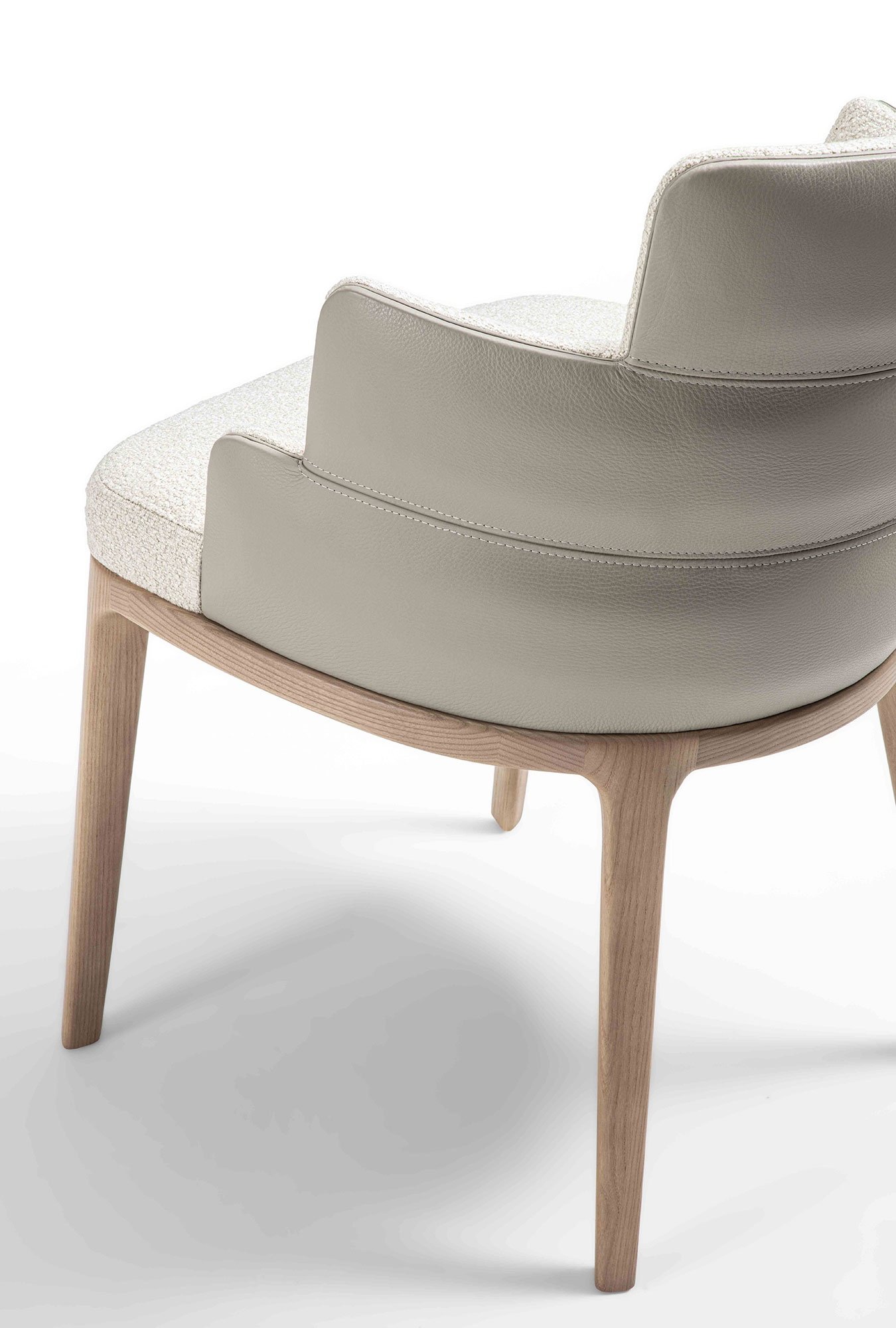 Chaise Audrey de Vittoria Frigerio – un design sculptural aux lignes arrondies et à la base en frêne massif, symbole d’un confort raffiné et d’un luxe discret. Disponible chez D-Style Interior.