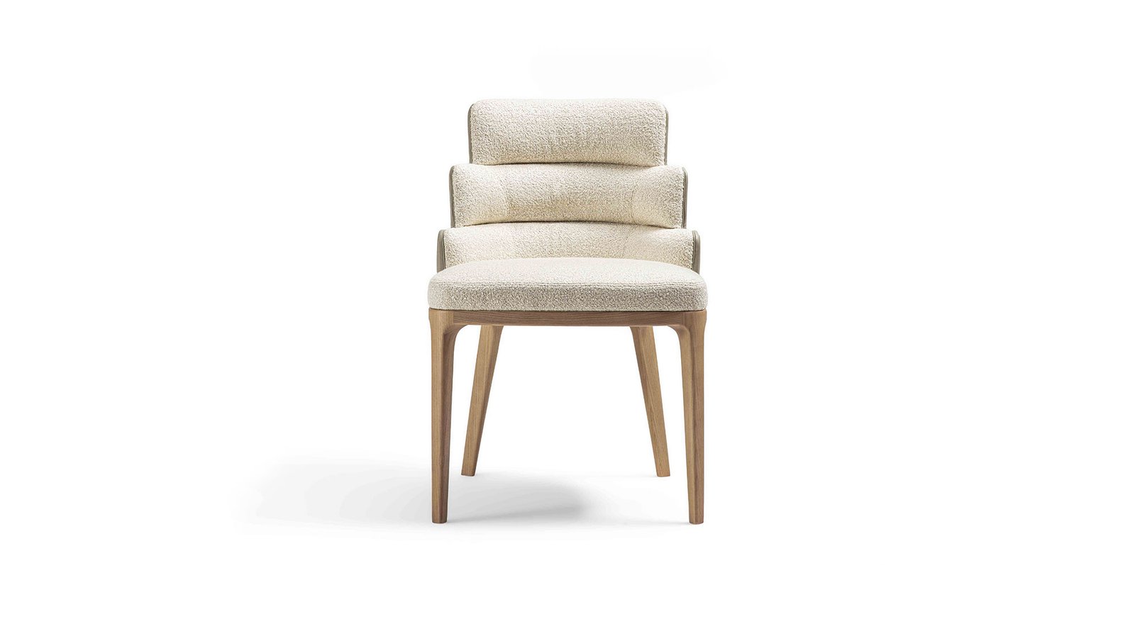 Chaise Audrey de Vittoria Frigerio – un design sculptural aux lignes arrondies et à la base en frêne massif, symbole d’un confort raffiné et d’un luxe discret. Disponible chez D-Style Interior.