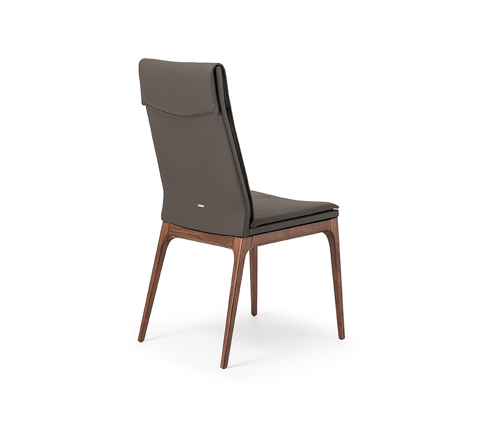 Sofia Chaise design de Cattelan Italia : structure en hêtre massif, revêtement en tissu ou cuir raffiné et confort exceptionnel. Disponible chez D-Style Interior.