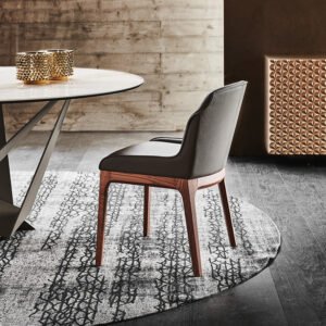 MUSA Chaise design en bois massif avec assise rembourrée en tissu ou cuir, avec ou sans accoudoirs. Disponible chez D-Style Interior.