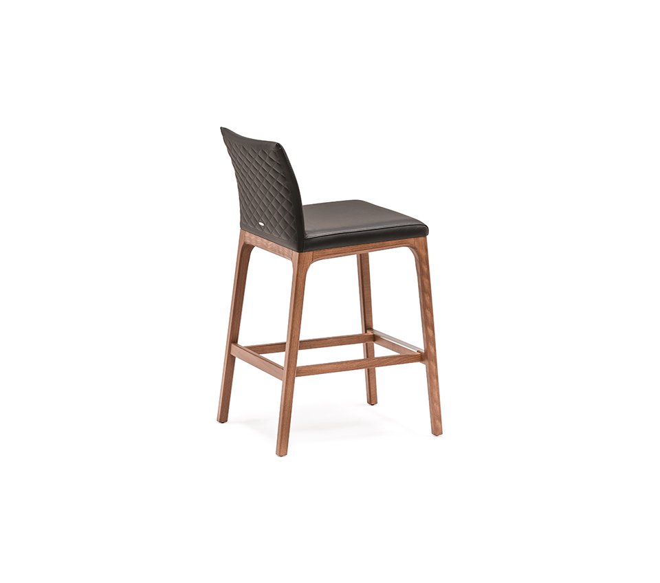 Tabouret Arcadia Couture au design élégant, assise matelassée en cuir et structure bois raffinée. Disponible chez D-Style Interior.