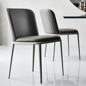 MAGDA ML Couture Chaise design rembourrée avec dossier matelassé diamant et structure en acier. Disponible chez D-Style Interior.