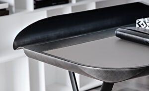 COCOON Leather Bureau design gainé de cuir, structure en acier laqué gaufré et finitions brossées exclusives signées Cattelan Italia. Disponible chez D-Style Interior.