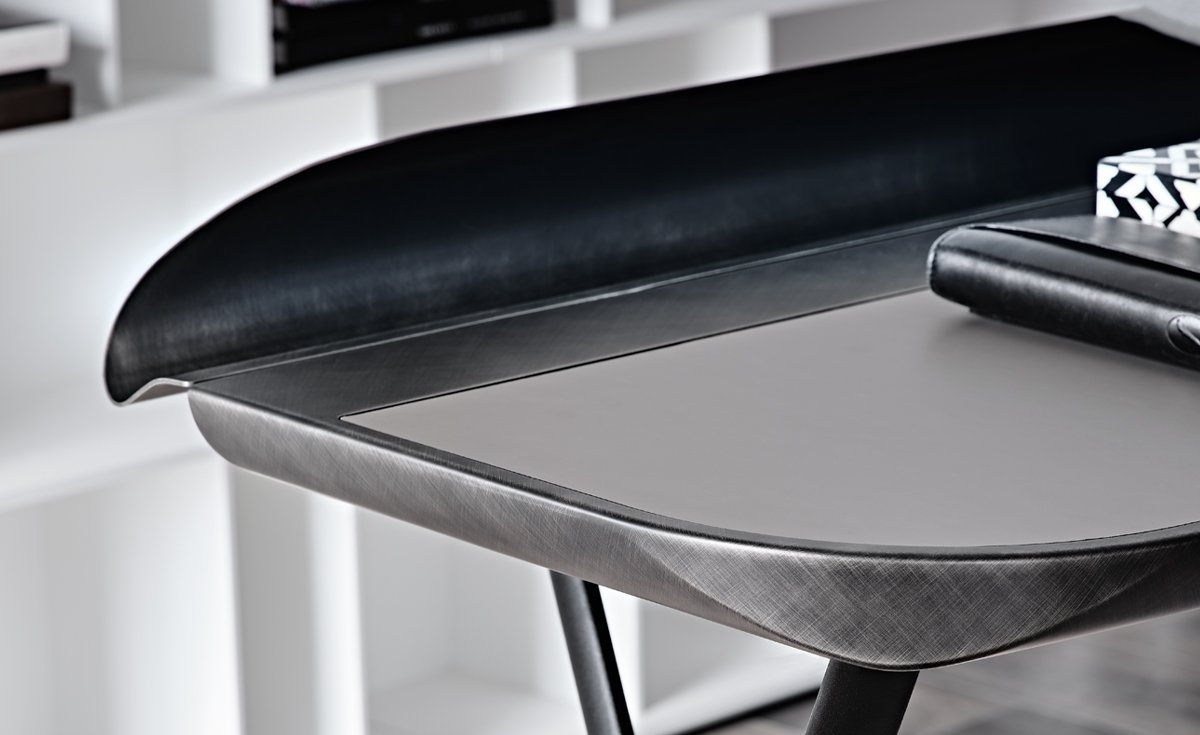 COCOON Leather Bureau design gainé de cuir, structure en acier laqué gaufré et finitions brossées exclusives signées Cattelan Italia. Disponible chez D-Style Interior.