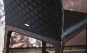 Tabouret Arcadia Couture au design élégant, assise matelassée en cuir et structure bois raffinée. Disponible chez D-Style Interior.