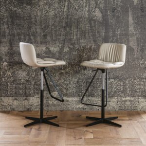 Axel X Tabouret pivotant et réglable en hauteur, avec assise rembourrée et base en métal élégante. Disponible chez D-Style Interior.