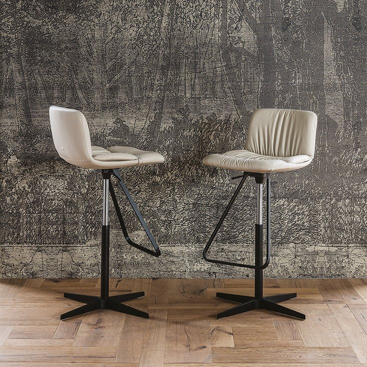 Axel X Tabouret pivotant et réglable en hauteur, avec assise rembourrée et base en métal élégante. Disponible chez D-Style Interior.