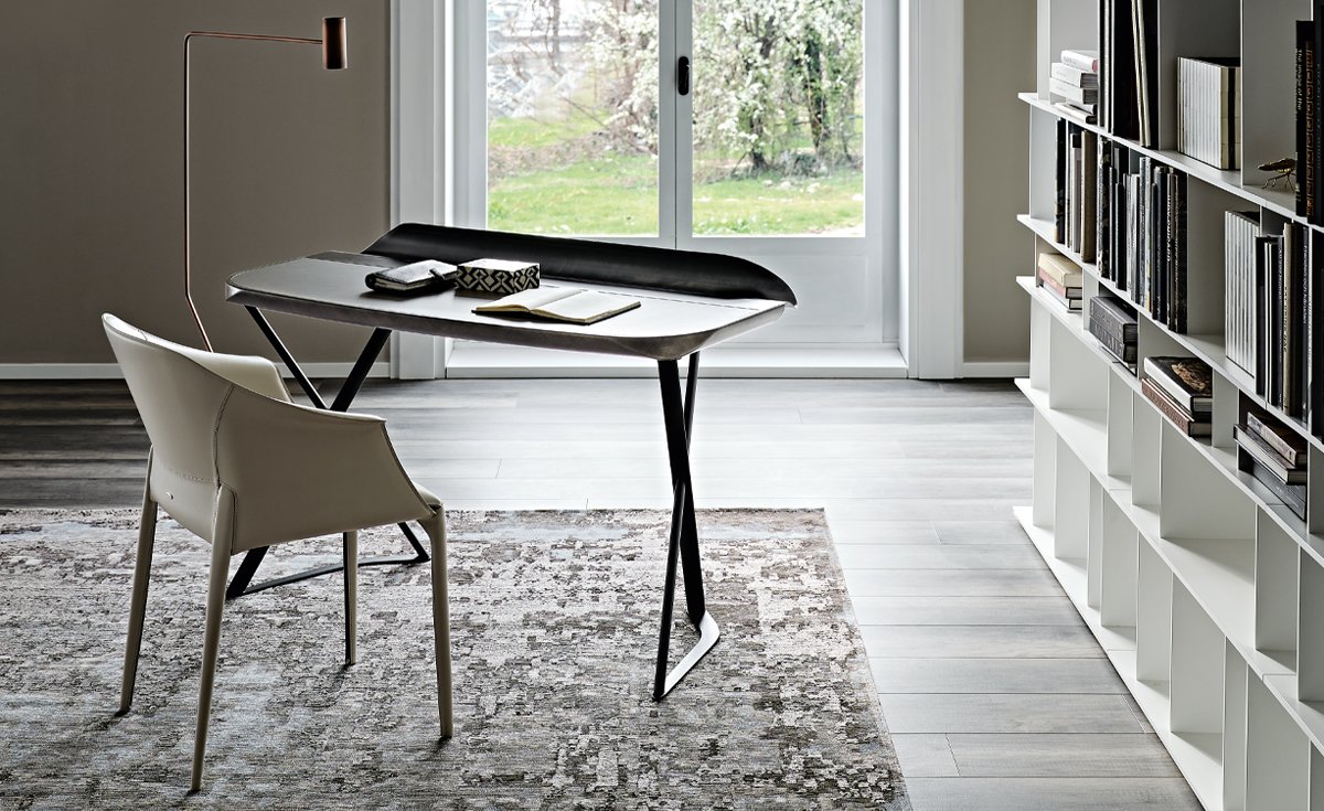 COCOON Leather Bureau design gainé de cuir, structure en acier laqué gaufré et finitions brossées exclusives signées Cattelan Italia. Disponible chez D-Style Interior.
