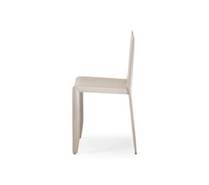 PIUMA Chaise design en cuir ultralégère et raffinée, design contemporain avec ou sans accoudoirs. Disponible chez D-Style Interior.