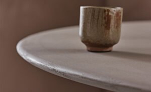 MAXIM Argile Table design haut de gamme en argile naturelle par Cattelan Italia – Disponible chez D-Style Interior.