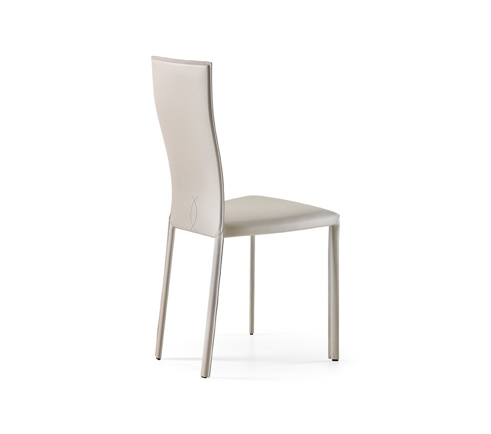 NINA Chaise design de Cattelan Italia : chaise en cuir avec surpiqûres décoratives et structure en acier robuste. Disponible chez D-Style Interior.