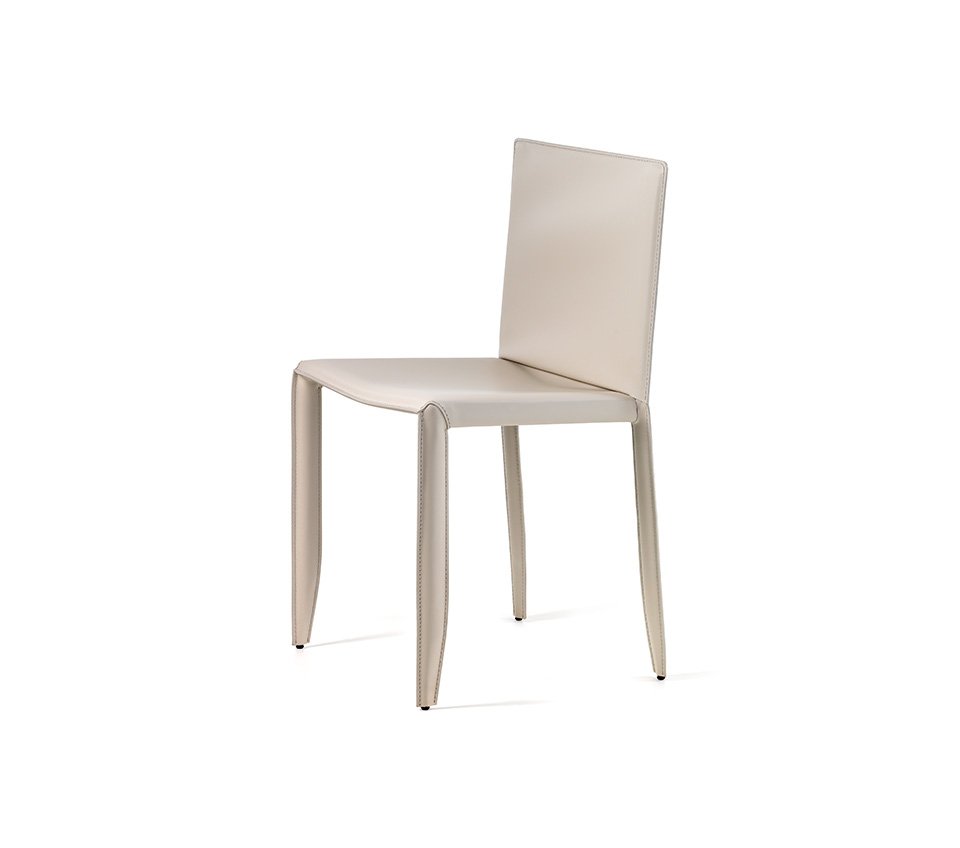 PIUMA Chaise design en cuir ultralégère et raffinée, design contemporain avec ou sans accoudoirs. Disponible chez D-Style Interior.