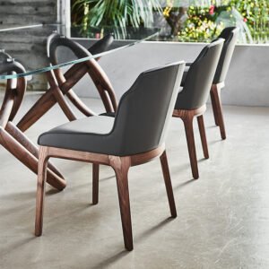 MUSA Chaise design en bois massif avec assise rembourrée en tissu ou cuir, avec ou sans accoudoirs. Disponible chez D-Style Interior.