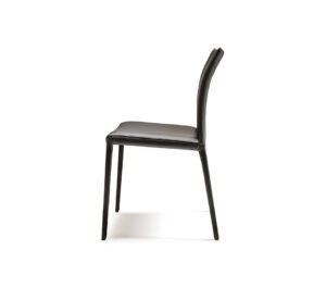 NORMA Chaise design moderne polyvalente avec structure en acier et revêtement haut de gamme. Disponible chez D-Style Interior.