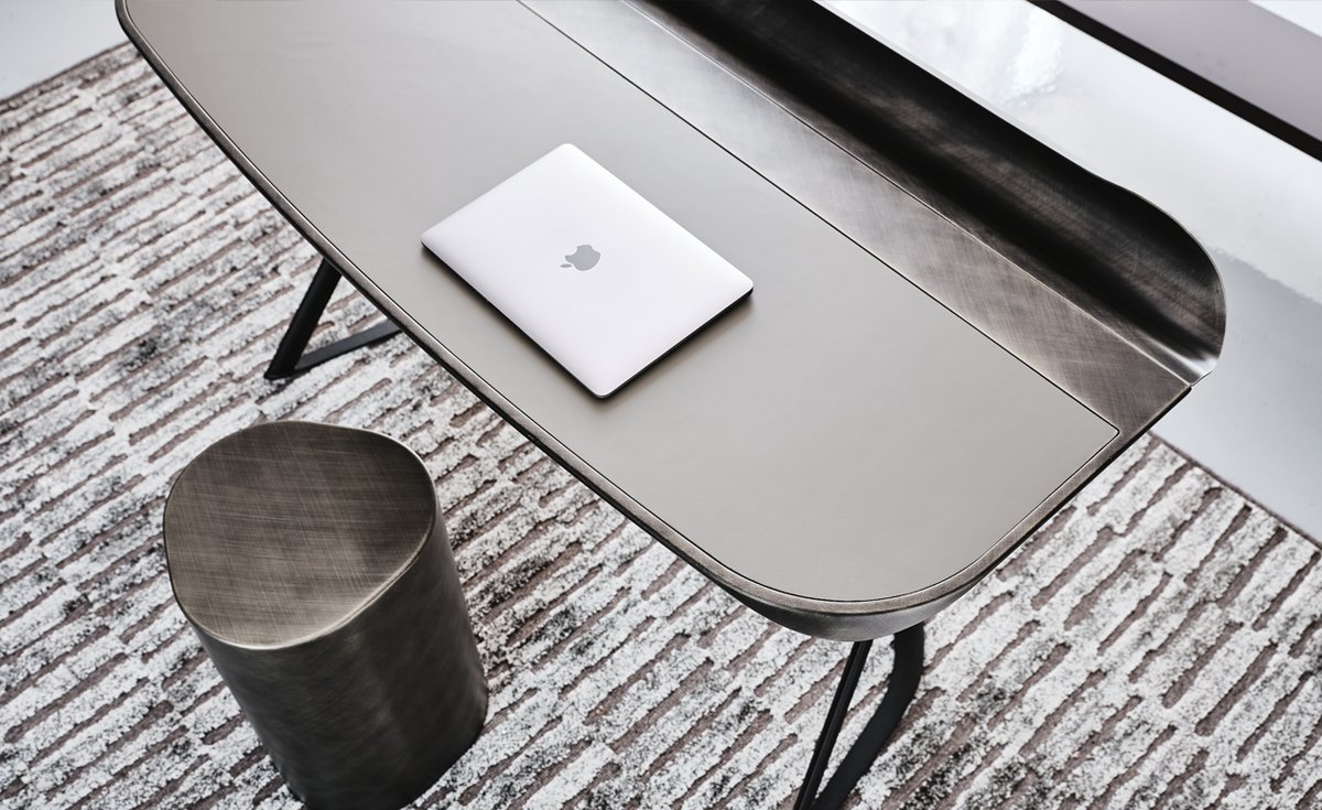 COCOON Leather Bureau design gainé de cuir, structure en acier laqué gaufré et finitions brossées exclusives signées Cattelan Italia. Disponible chez D-Style Interior.