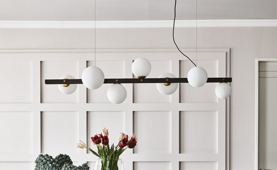 PLANETA Lampe design en acier bruni et laiton brossé avec abat-jours en verre soufflé blanc satiné. Disponible chez D-Style Interior.