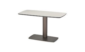 RUN Keramik Bureau design compact avec base en acier gaufré et plateau en céramique Marmi haut de gamme. Disponible chez D-Style Interior.