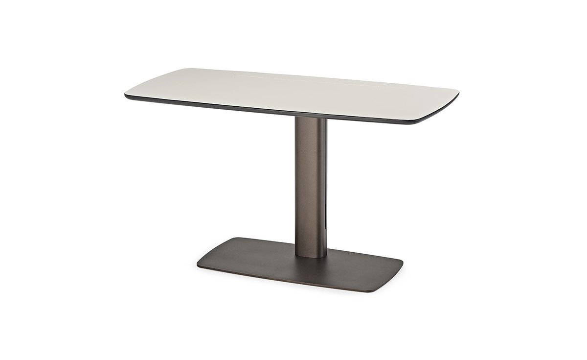 RUN Leather Bureau design compact avec base en acier laqué gaufré et plateau en cuir raffiné. Élégance et savoir-faire italien. Disponible chez D-Style Interior