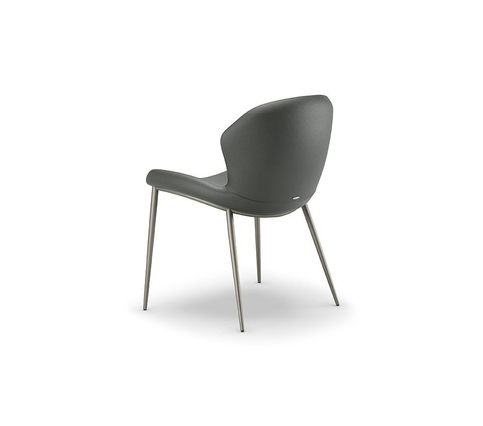 Rachel ML Chaise en acier embossé laqué avec assise rembourrée, alliant légèreté et style italien contemporain. Disponible chez D-Style Interior.