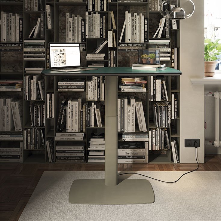 RUNNER Leather Bureau design réglable en hauteur en acier laqué gaufré et cuir haut de gamme, alliant ergonomie et élégance. Disponible chez D-Style Interior.