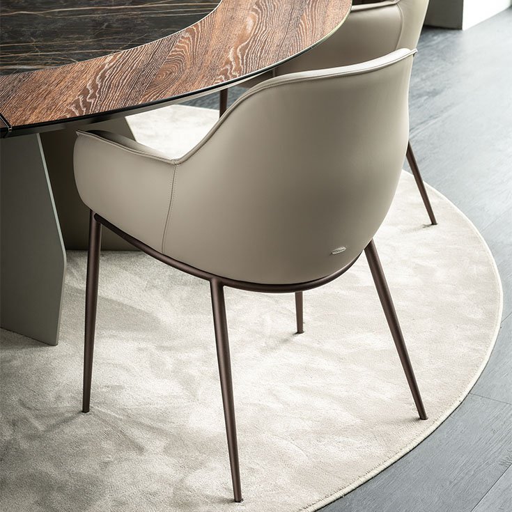 Scarlett ML Chaise avec accoudoirs de Cattelan Italia : lignes arrondies, base en acier laqué et assise ergonomique pour un confort d’exception. Disponible chez D-Style Interior.