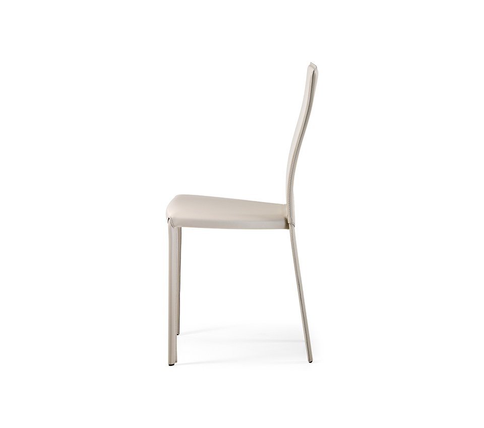 NINA Chaise design de Cattelan Italia : chaise en cuir avec surpiqûres décoratives et structure en acier robuste. Disponible chez D-Style Interior.