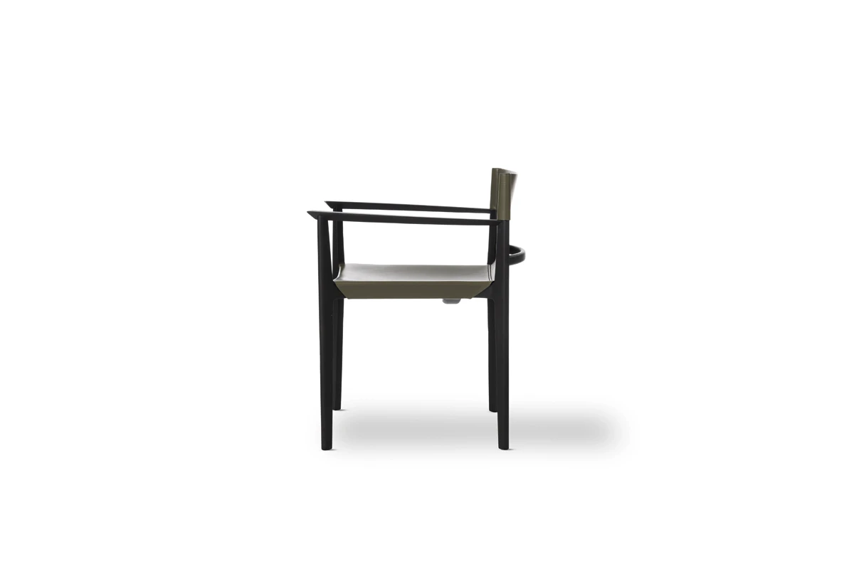 Stilt Chaise design haut de gamme Stilt d’Amura Lab en bois massif et cuir naturel, au design minimaliste, disponible chez D-Style Interior.