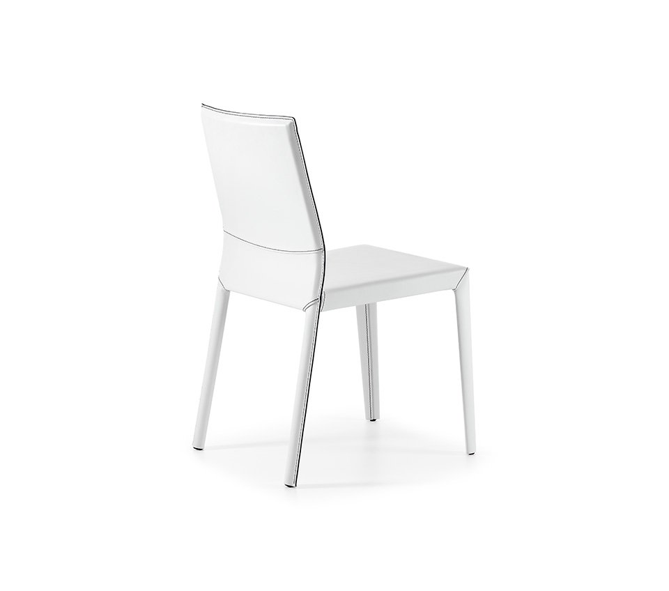 MARGOT Chaise design en cuir avec structure métallique et coutures raffinées. Design élégant et confortable. Disponible chez D-Style Interior.
