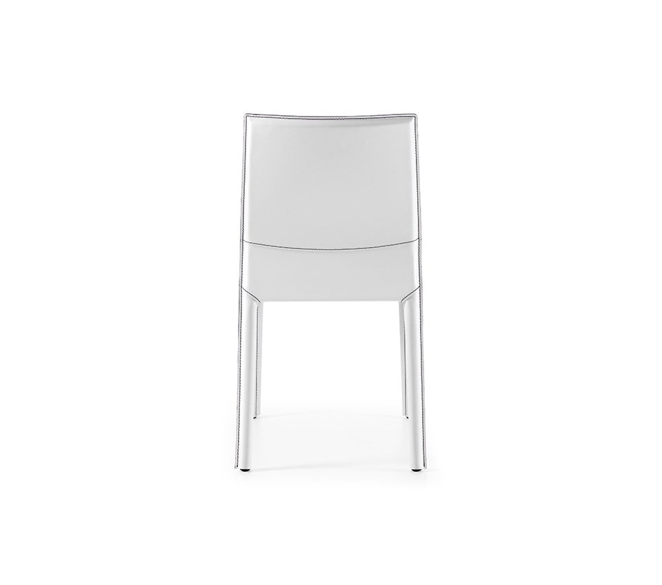 MARGOT Chaise design en cuir avec structure métallique et coutures raffinées. Design élégant et confortable. Disponible chez D-Style Interior.