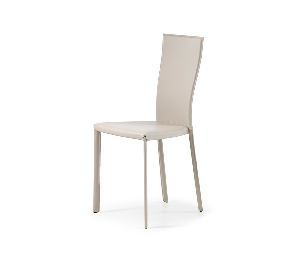 NINA Chaise design de Cattelan Italia : chaise en cuir avec surpiqûres décoratives et structure en acier robuste. Disponible chez D-Style Interior.