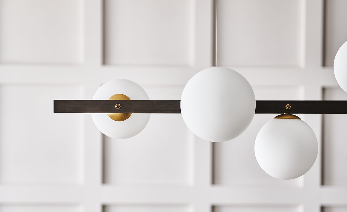 PLANETA Lampe design en acier bruni et laiton brossé avec abat-jours en verre soufflé blanc satiné. Disponible chez D-Style Interior.