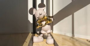 Mickey With Love Large, Sculpture design haut de gamme Leblon Delienne, création élégante et contemporaine inspirée de l’icône Disney. Disponible chez D-Style Interior.