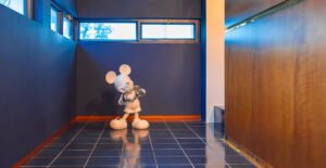 Mickey With Love Medium, Sculpture design haut de gamme Leblon Delienne x Kelly Hoppen, élégante, minimaliste et intemporelle, disponible chez D-Style Interior