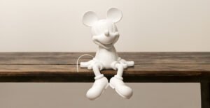Mickey Take 2 Medium, Sculpture design haut de gamme Leblon Delienne, résine peinte à la main, moderne et élégante, disponible chez D-Style Interior