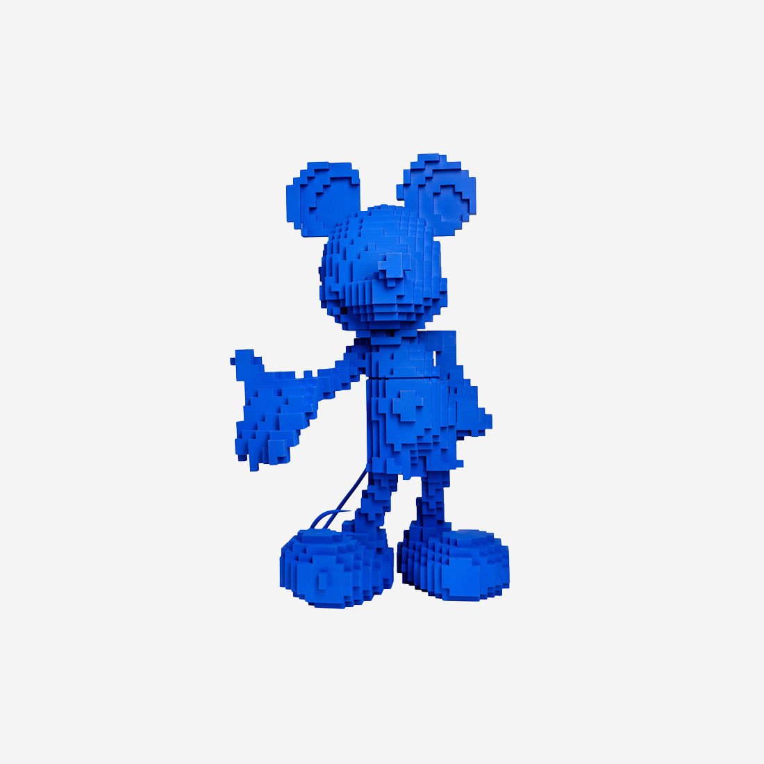 Mickey Voxel Medium, sculpture design haut de gamme Leblon Delienne x Miguel Chevalier, fusion entre art numérique et pop culture. Disponible chez D-Style Interior.