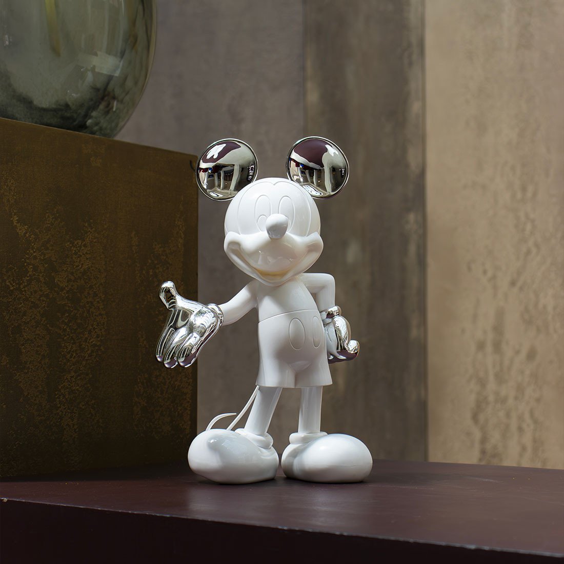 Sculpture design Mickey Welcome Bicolore par Leblon Delienne, figurine 30cm finition mat et chromé, disponible chez D-Style Interior