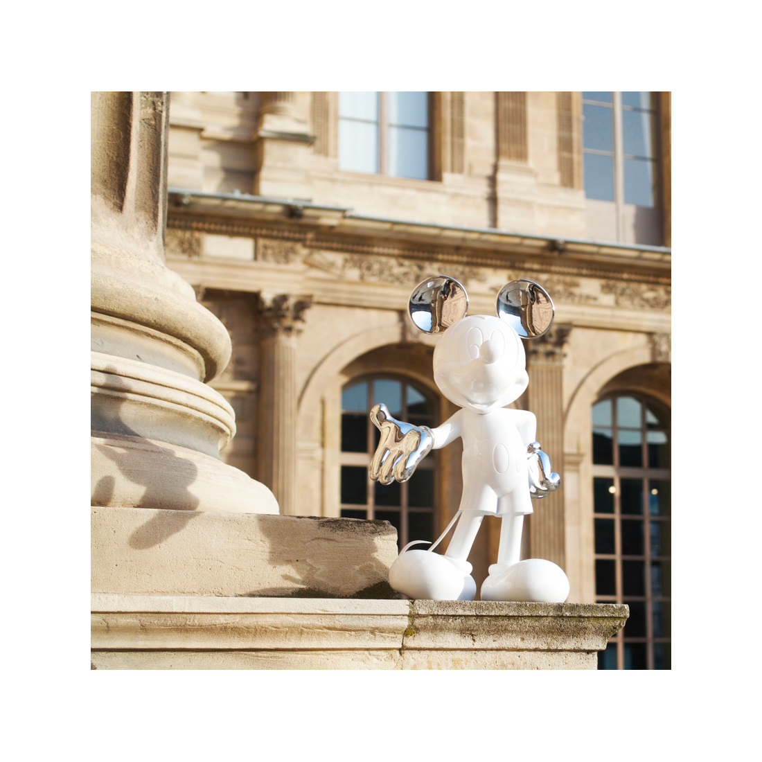 Sculpture design Mickey Welcome Bicolore par Leblon Delienne, figurine 30cm finition mat et chromé, disponible chez D-Style Interior