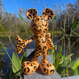 Mickey Welcome Léopard Small, Sculpture design haut de gamme audacieuse et moderne. Disponible chez D-Style Interior.