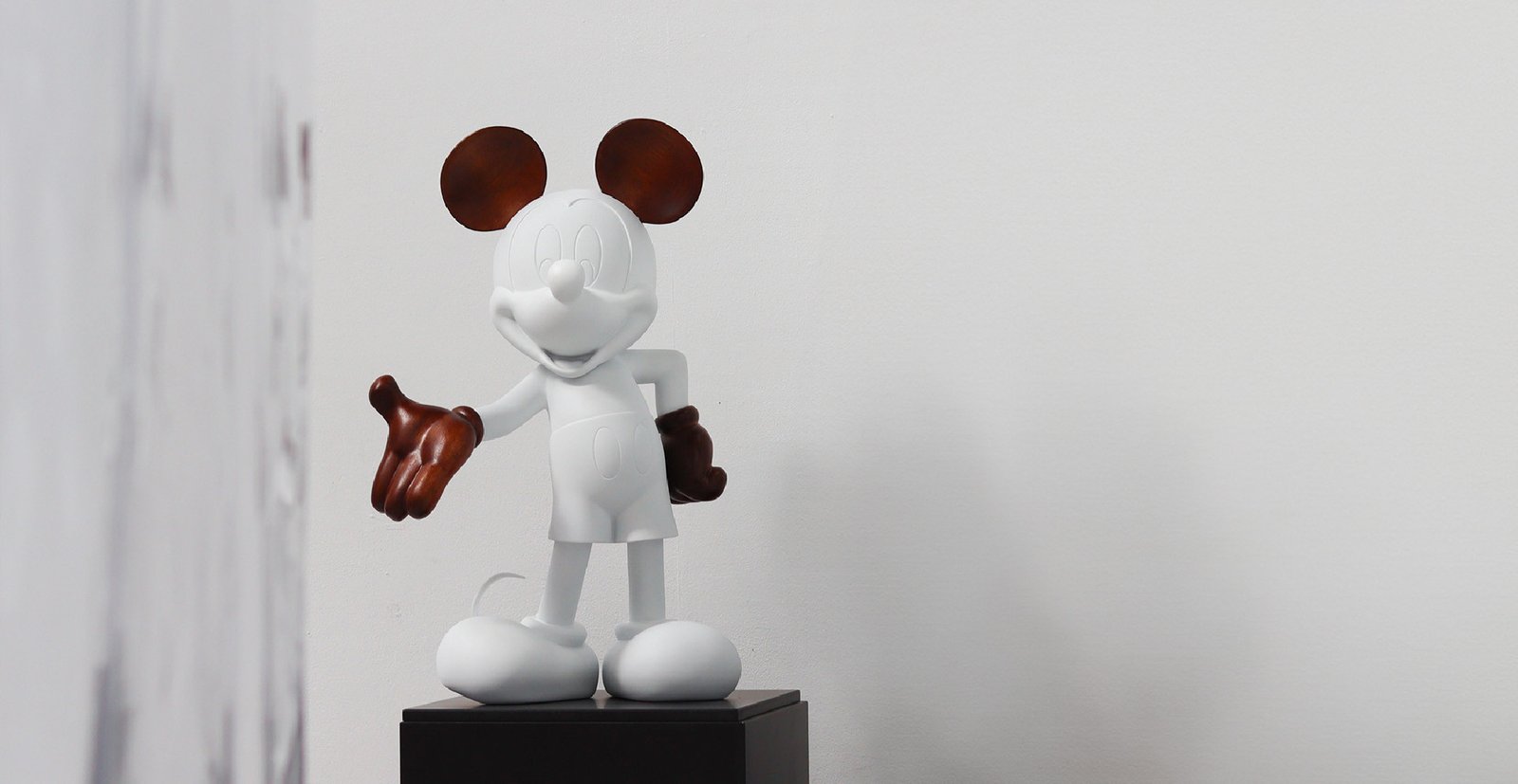 Mickey Welcome Wood Medium, Sculpture design haut de gamme Leblon Delienne, alliance du bois et du design contemporain, disponible chez D-Style Interior