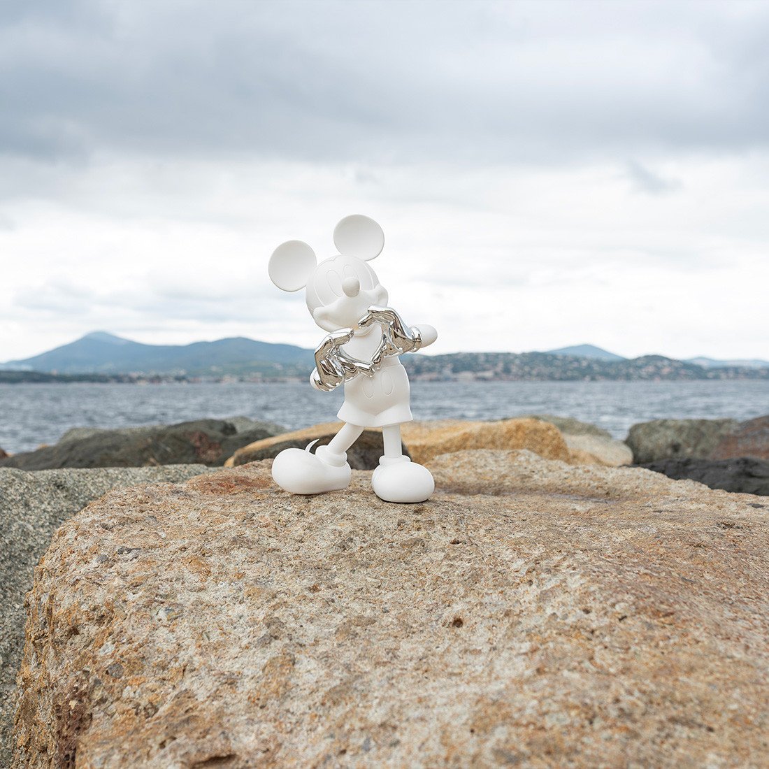 Mickey With Love Small, Sculpture design haut de gamme Leblon Delienne x Kelly Hoppen, style minimaliste et contemporain, disponible chez D-Style Interior