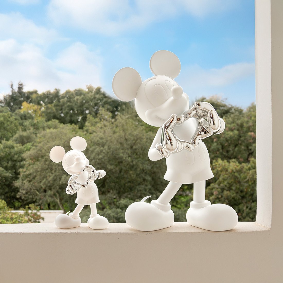 Mickey With Love Small, Sculpture design haut de gamme Leblon Delienne x Kelly Hoppen, style minimaliste et contemporain, disponible chez D-Style Interior