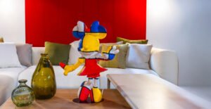 Minnie Welcome Art Collection Medium, sculpture design haut de gamme Leblon Delienne, création contemporaine inspirée de Piet Mondrian. Disponible chez D-Style Interior.