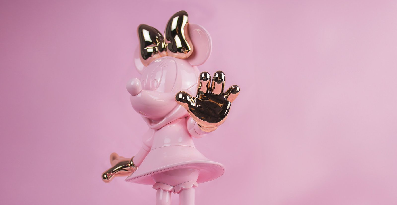 Minnie Welcome Bicolore Medium, Sculpture design haut de gamme Leblon Delienne, résine peinte à la main, joyeuse et élégante, disponible chez D-Style Interior