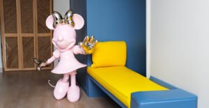 Minnie Welcome Bicolore – Large, Sculpture design haut de gamme Leblon Delienne, élégante et contemporaine, disponible chez D-Style Interior