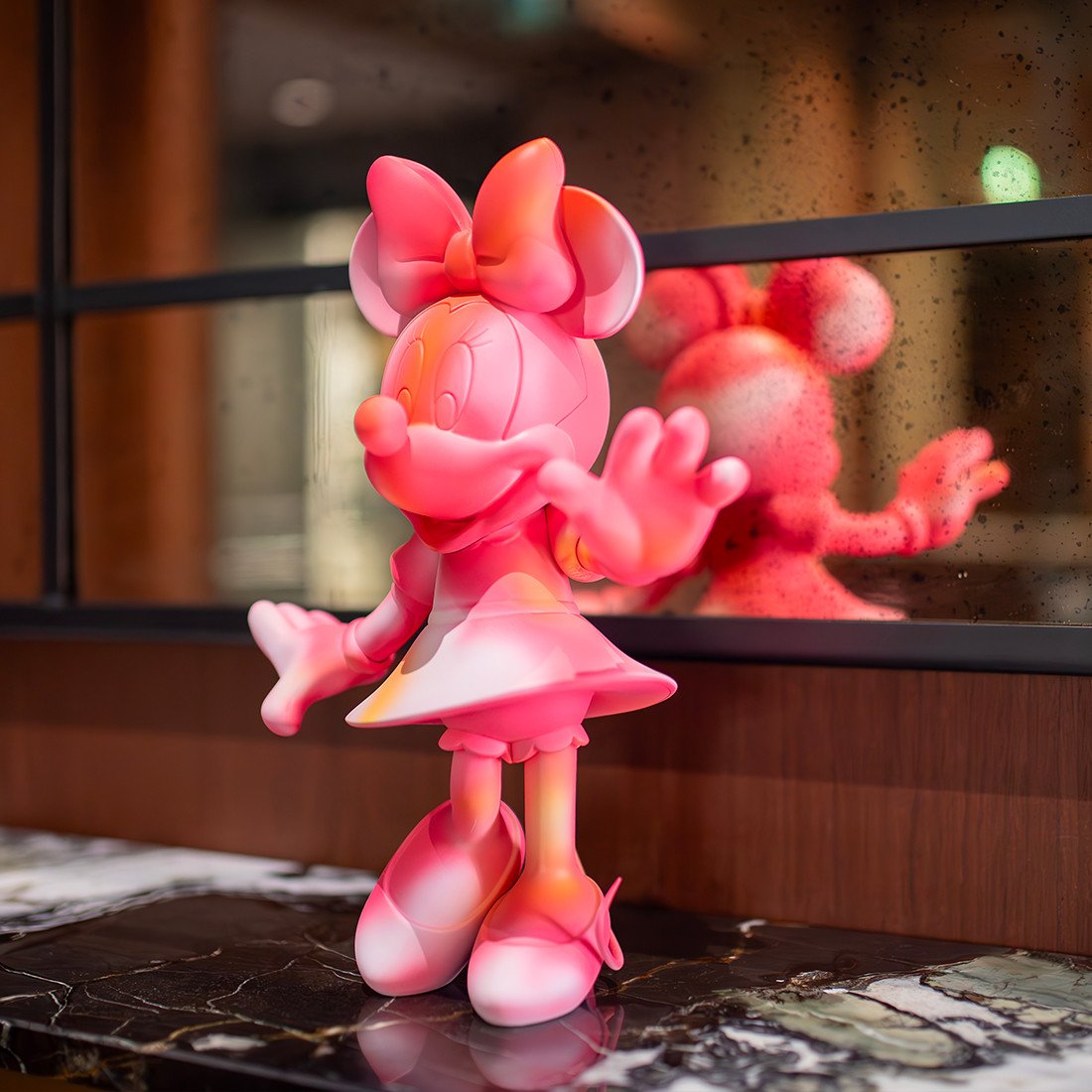 Minnie Welcome Cloud Small, sculpture design Leblon Delienne 30 cm en finition blanche nuageuse. Disponible chez D-Style Interior.