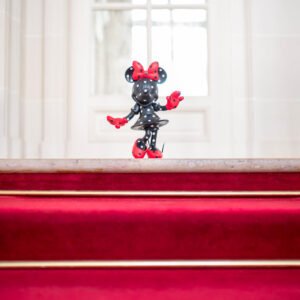 Minnie par Madame Chantal Thomass Small, Sculpture design haut de gamme par Leblon Delienne, interprétation audacieuse et colorée de Minnie Mouse. Disponible chez D-Style Interior
