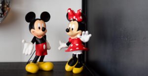 Minnie Welcome Small, Sculpture design haut de gamme Leblon Delienne, résine peinte à la main, élégante et féminine, disponible chez D-Style Interior